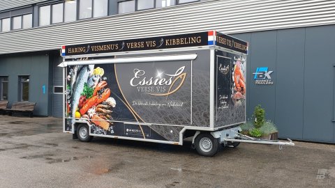 Zijaanzicht van een aanhangwagen voor vis met gesloten luifel