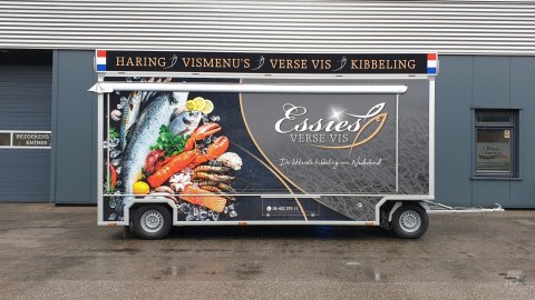 Zijaanzicht van een aanhangwagen voor vis met gesloten luifel