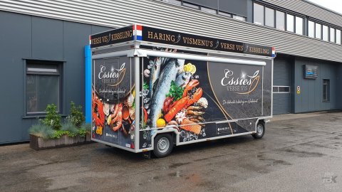 Zijaanzicht van een aanhangwagen voor vis met gesloten luifel