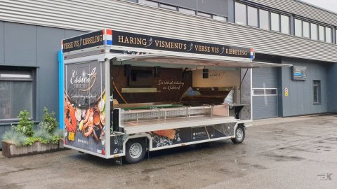Zijaanzicht van een aanhangwagen voor vis met geopende luifel