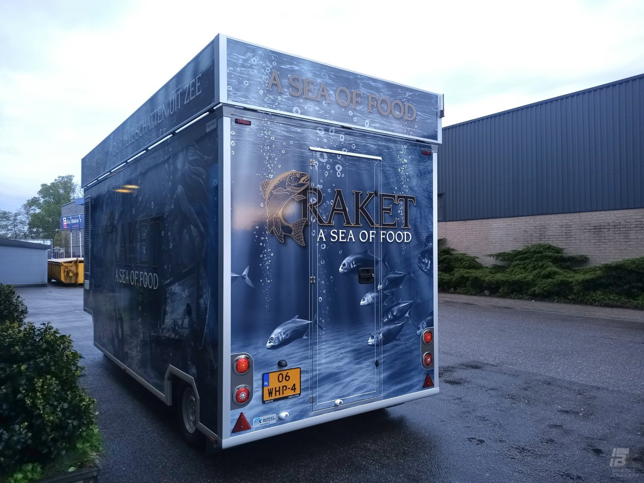 Achteraanzicht van een aanhangwagen voor vis