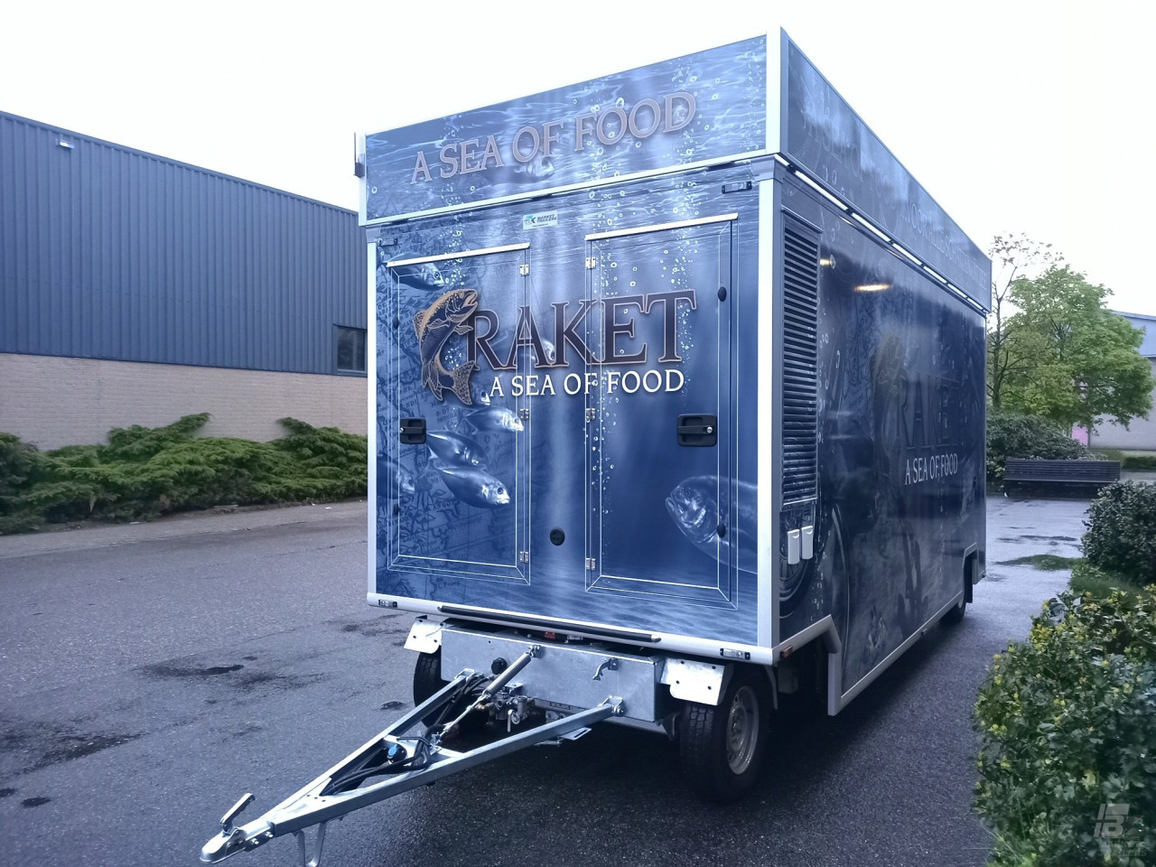 Vooraanzicht van een aanhangwagen voor vis