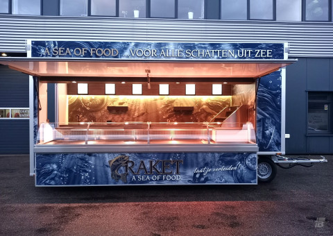 Zijaanzicht van een aanhangwagen voor vis met geopende luifel