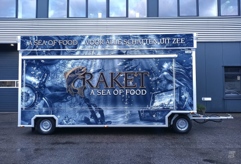 Zijaanzicht van een aanhangwagen voor vis met gesloten luifel