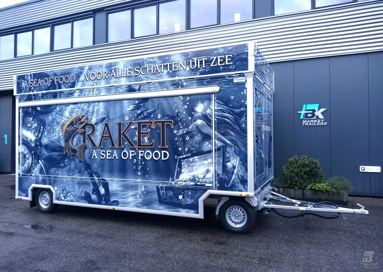 Zijaanzicht van een aanhangwagen voor vis met gesloten luifel