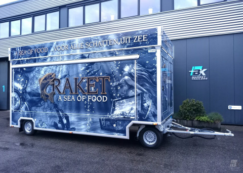 Zijaanzicht van een aanhangwagen voor vis met gesloten luifel