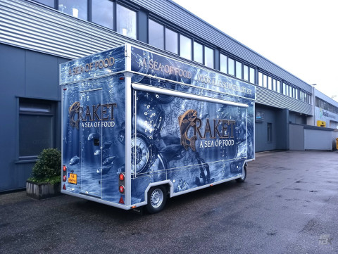 Zijaanzicht van een aanhangwagen voor vis met gesloten luifel