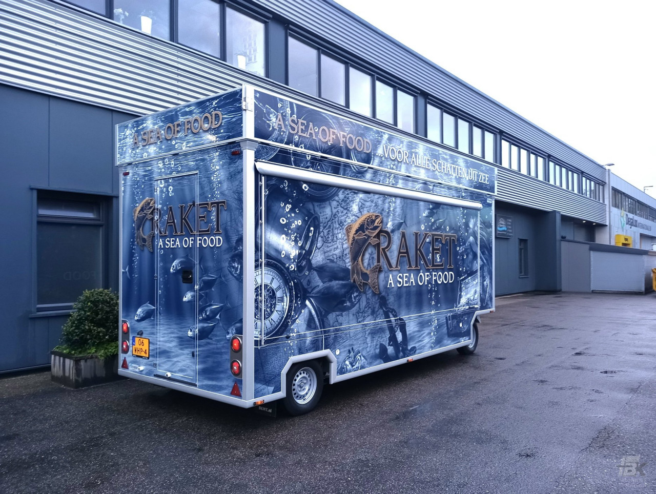 Zijaanzicht van een aanhangwagen voor vis met gesloten luifel
