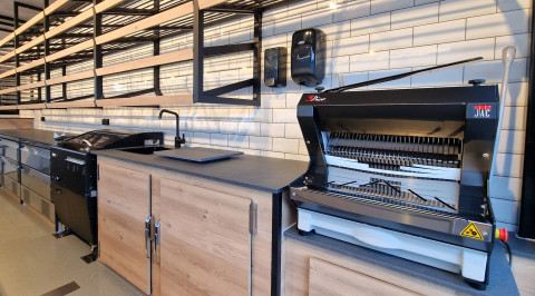 Binnenkant van een aanhangwagen voor brood en banket