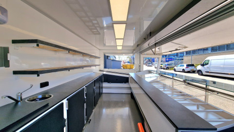 Binnenkant van een aanhangwagen voor noten