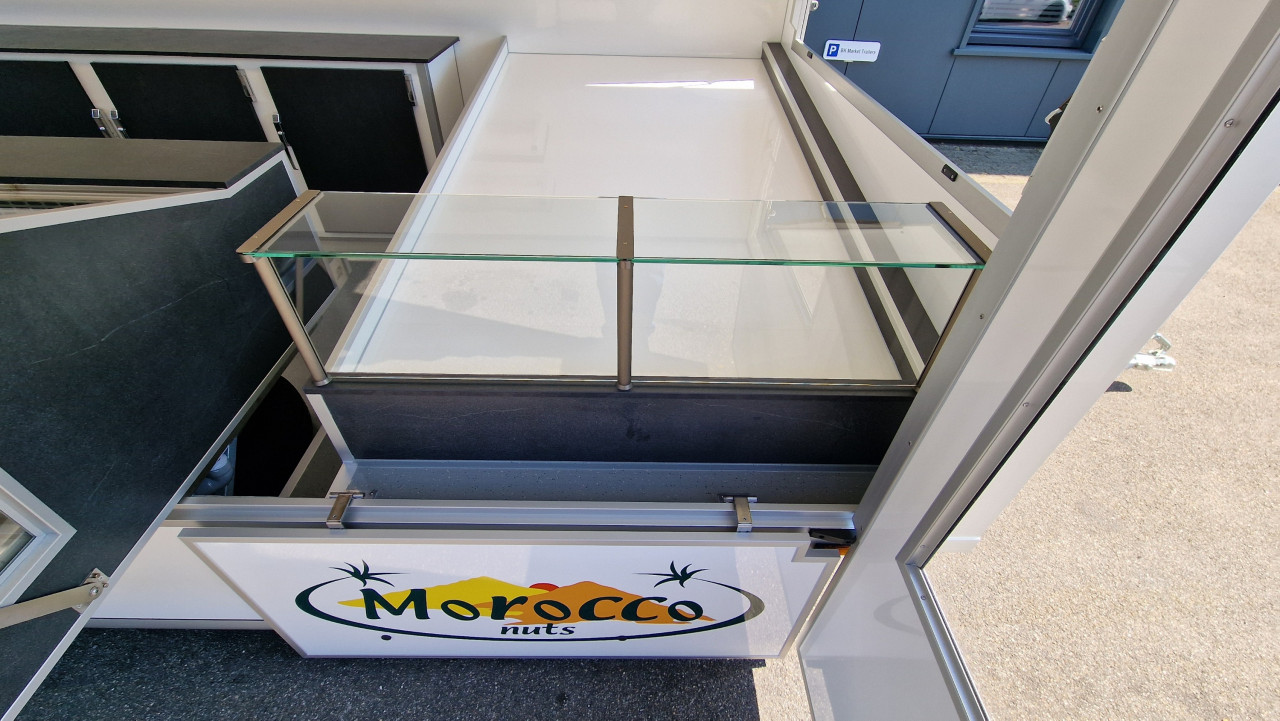 Binnenkant van een aanhangwagen voor noten