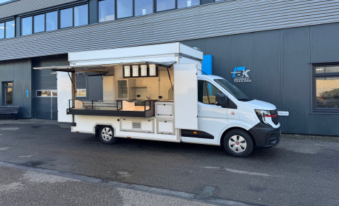 Zijaanzicht van een verkoopwagen zelfrijder voor loempia's met geopende luifel