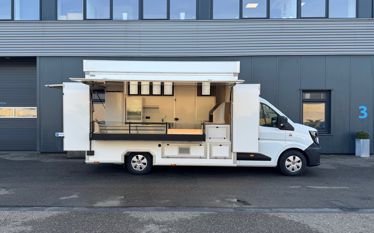 Zijaanzicht van een verkoopwagen zelfrijder voor loempia's met geopende luifel