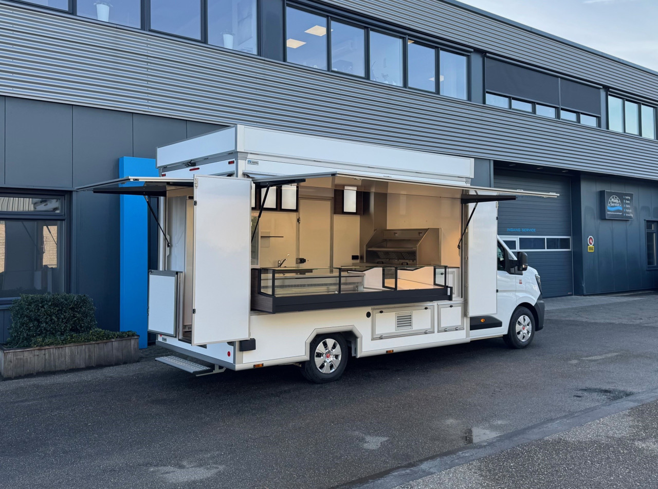 Zijaanzicht van een verkoopwagen zelfrijder voor loempia's met geopende luifel