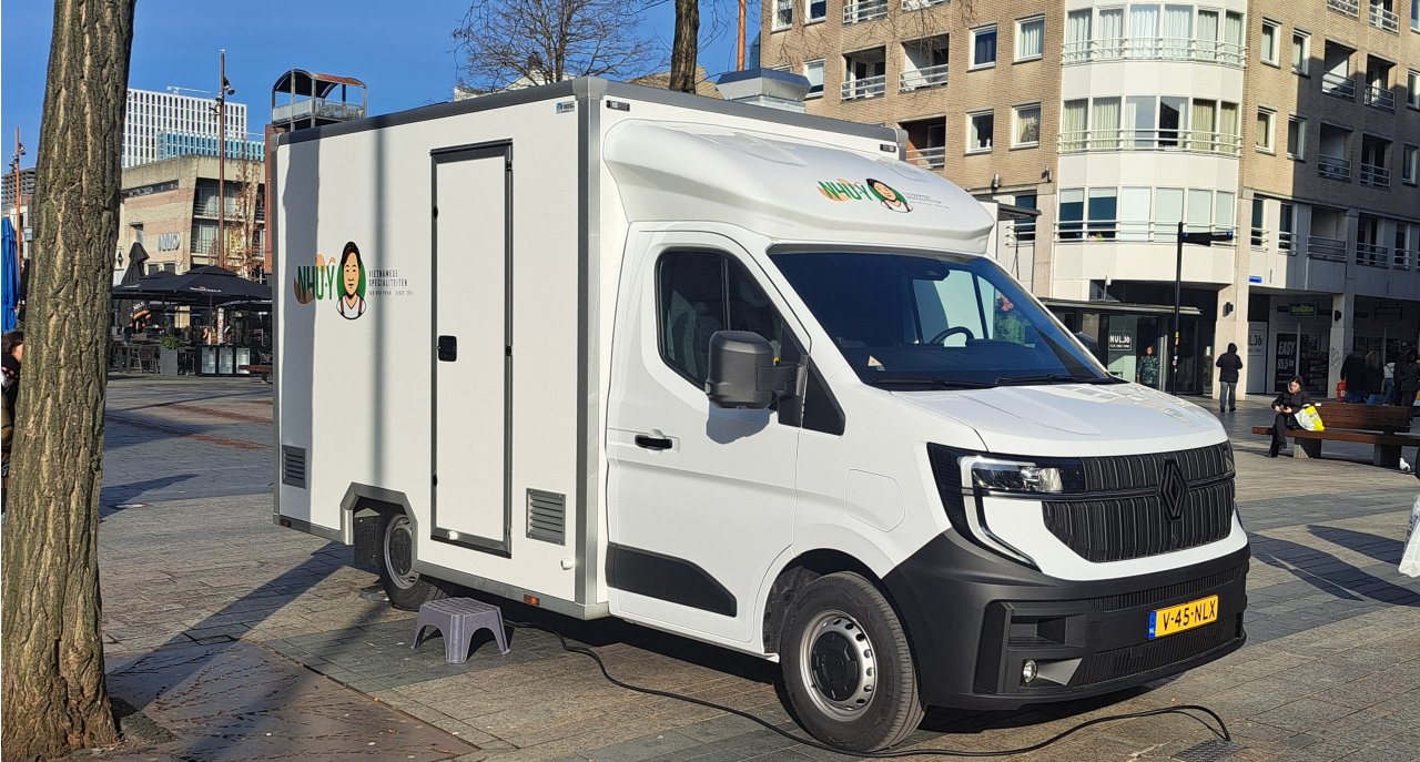 Zijaanzicht van een verkoopwagen voor Vietnamese specialiteiten met gesloten luifel