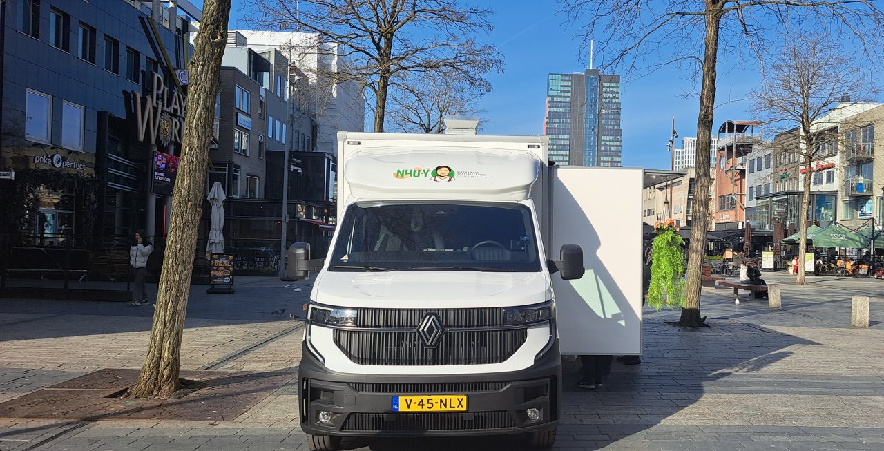 Vooraanzicht van een verkoopwagen voor Vietnamese specialiteiten