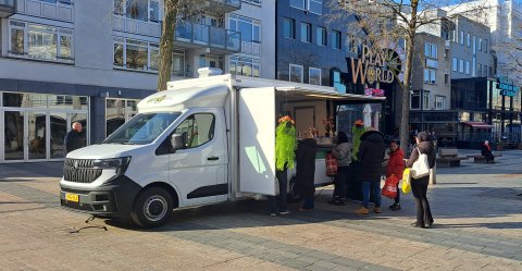 Zijaanzicht van een verkoopwagen voor Vietnamese specialiteiten met geopende luifel