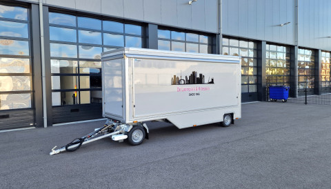 Zijaanzicht van een aanhangwagen voor loempia's en kroepia's met gesloten luifel