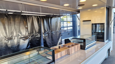 Binnenkant van een aanhangwagen voor loempia's en kroepia's