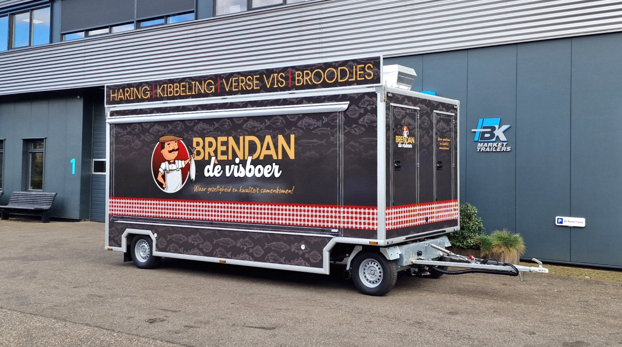 Zijaanzicht van een aanhangwagen voor vis met gesloten luifel