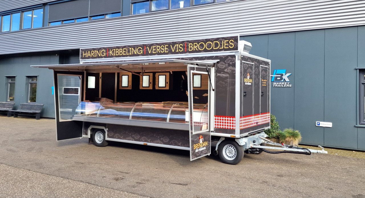 Zijaanzicht van een aanhangwagen voor vis met geopende luifel