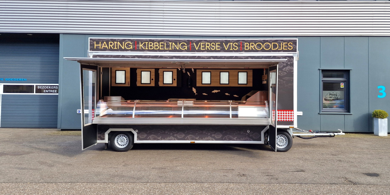 Zijaanzicht van een aanhangwagen voor vis met geopende luifel