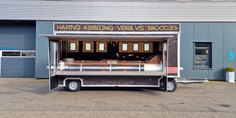 Zijaanzicht van een aanhangwagen voor vis met geopende luifel