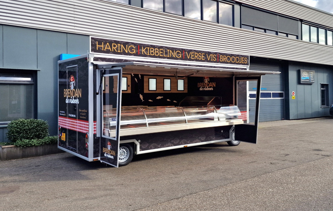 Zijaanzicht van een aanhangwagen voor vis met geopende luifel