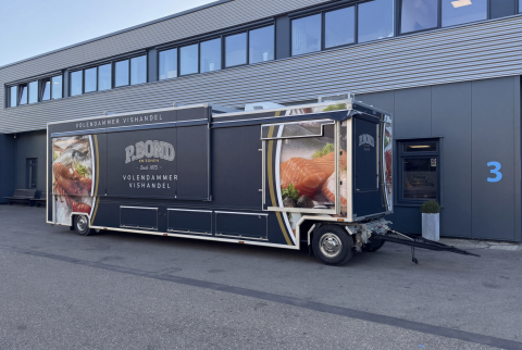 Zijaanzicht van een verkoopwagen voor vis met gesloten luifel