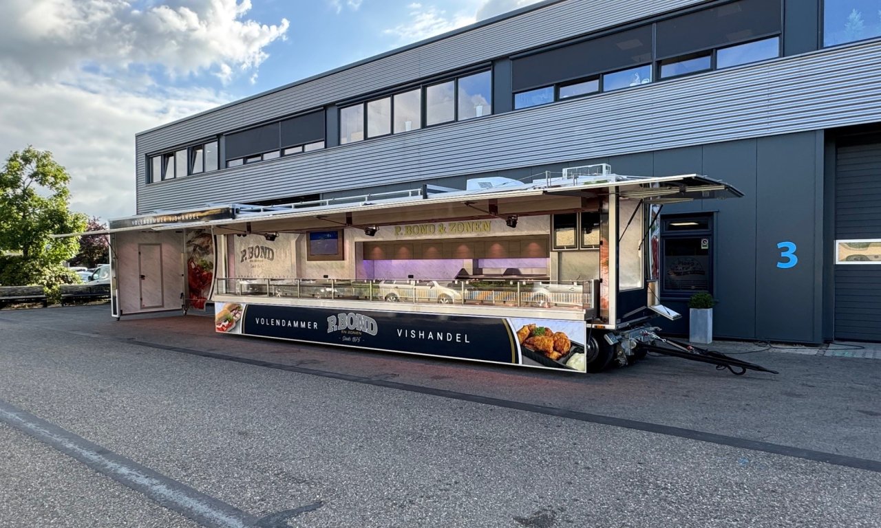 Zijaanzicht van een verkoopwagen voor vis met geopende luifel