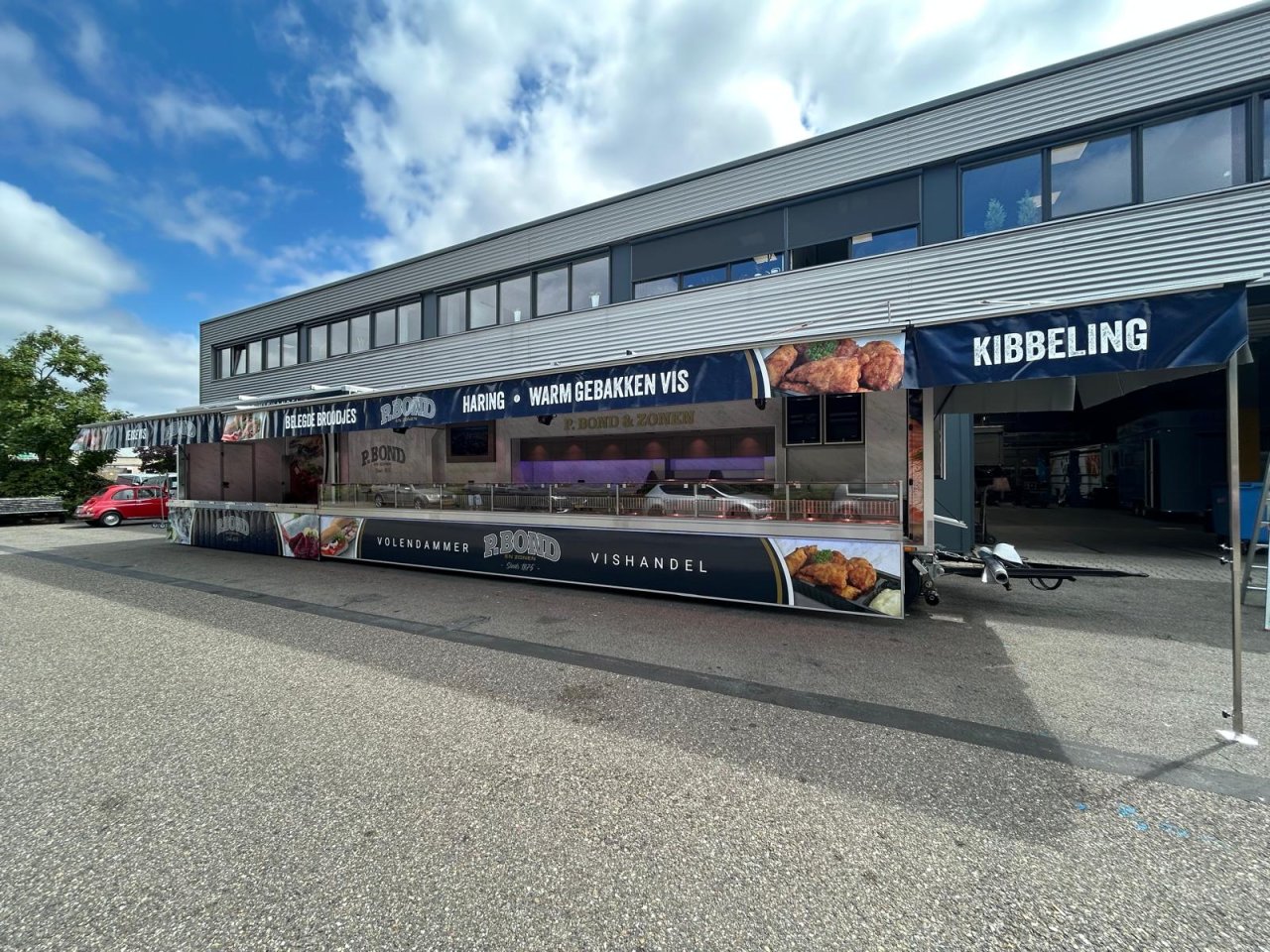 Zijaanzicht van een verkoopwagen voor vis met geopende luifel