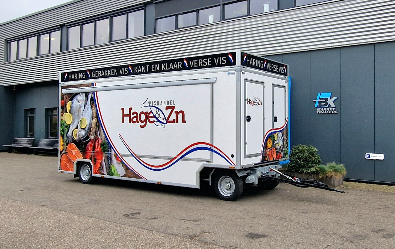 Zijaanzicht van een aanhangwagen voor vis met gesloten luifel
