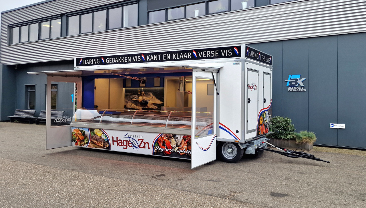 Zijaanzicht van een aanhangwagen voor vis met geopende luifel