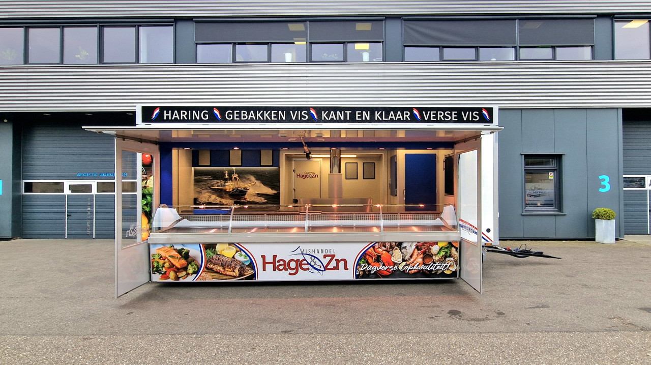 Zijaanzicht van een aanhangwagen voor vis met geopende luifel