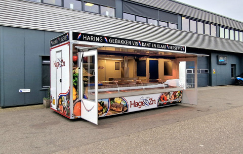 Zijaanzicht van een aanhangwagen voor vis met geopende luifel