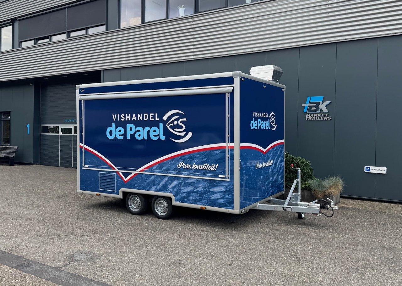 Zijaanzicht van een aanhangwagen voor vis met gesloten luifel