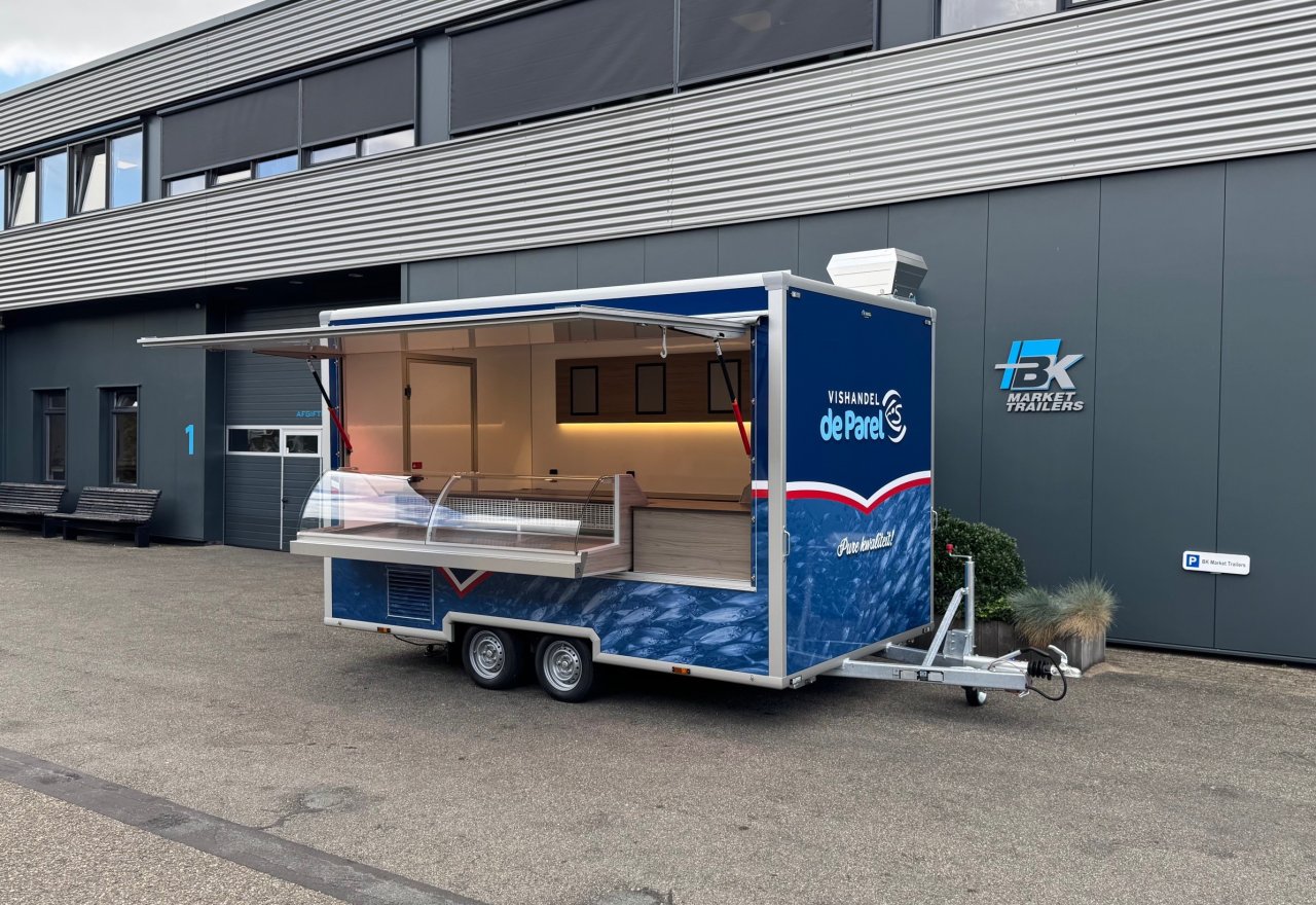 Zijaanzicht van een aanhangwagen voor vis met geopende luifel