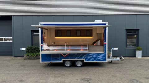 Zijaanzicht van een aanhangwagen voor vis met geopende luifel