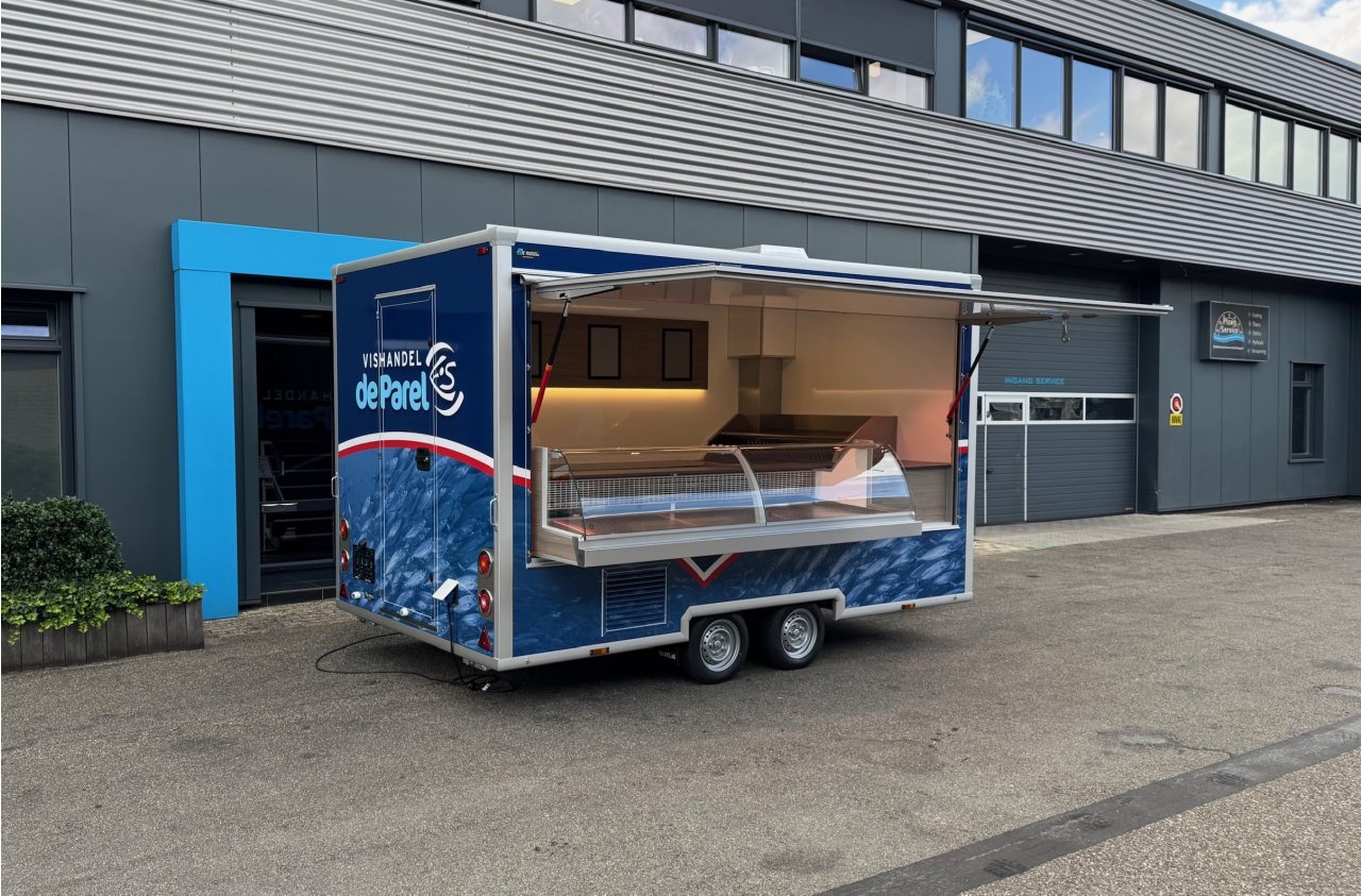 Zijaanzicht van een aanhangwagen voor vis met geopende luifel