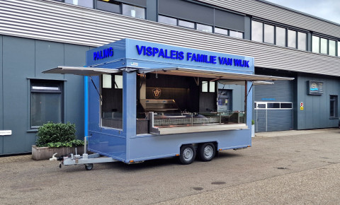 Zijaanzicht van een aanhangwagen voor vis met geopende luifel