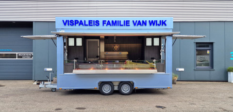 Zijaanzicht van een aanhangwagen voor vis met geopende luifel