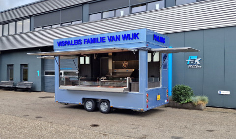 Zijaanzicht van een aanhangwagen voor vis met geopende luifel