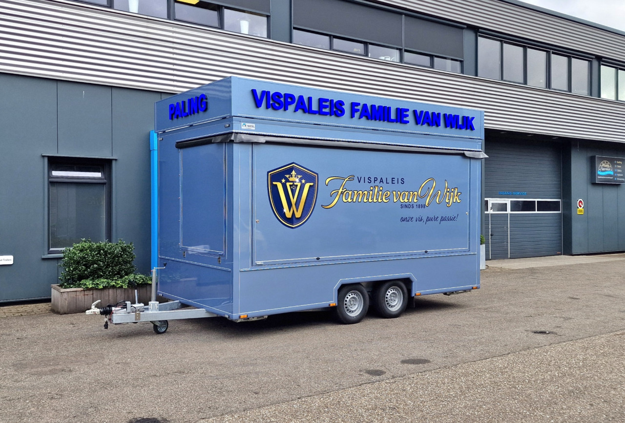 Zijaanzicht van een aanhangwagen voor vis met gesloten luifel