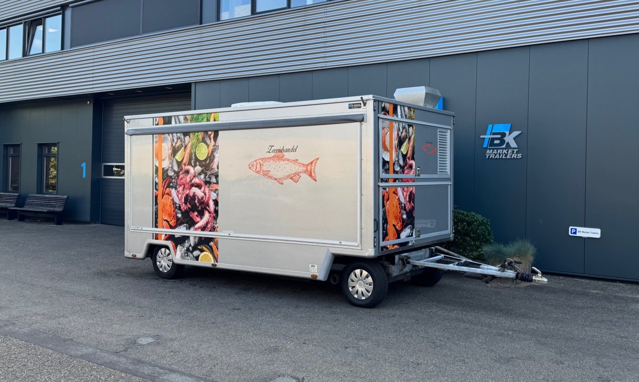 Zijaanzicht van een verkoopwagen voor vis met gesloten luifel