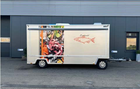 Zijaanzicht van een verkoopwagen voor vis met gesloten luifel