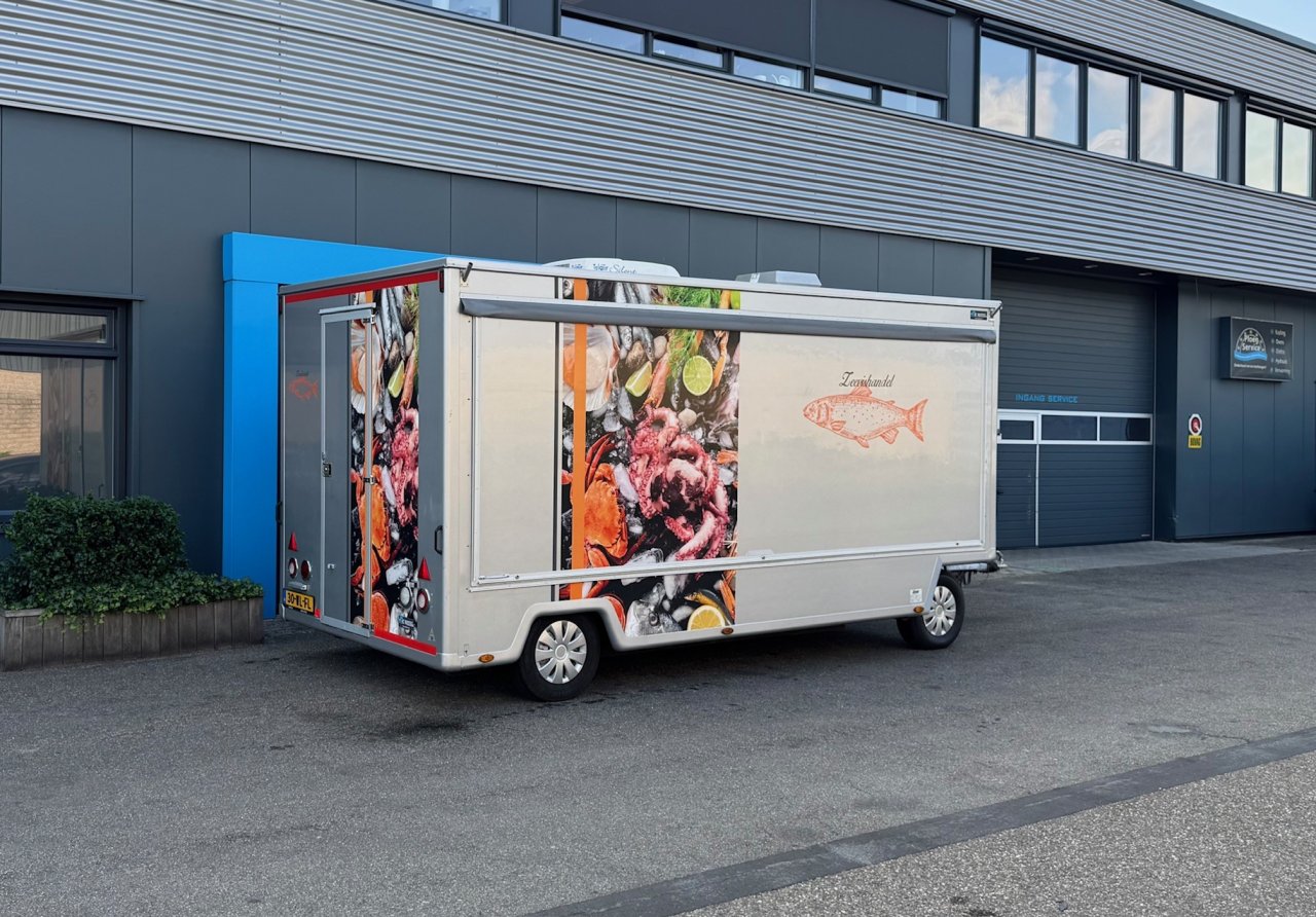 Zijaanzicht van een verkoopwagen voor vis met gesloten luifel