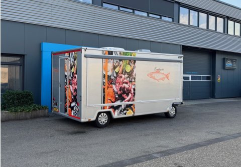 Zijaanzicht van een verkoopwagen voor vis met gesloten luifel