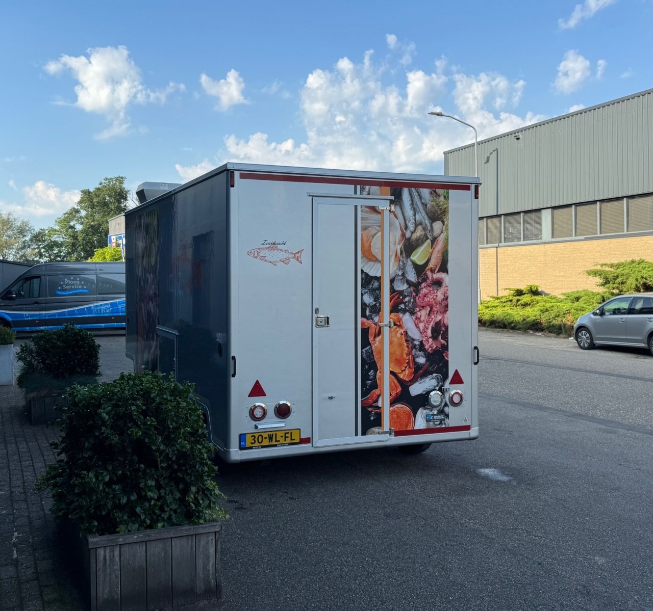 Achteraanzicht van een verkoopwagen voor vis