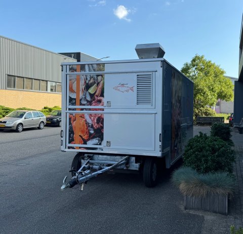 Vooraanzicht van een verkoopwagen voor vis