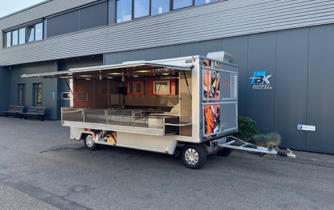 Zijaanzicht van een verkoopwagen voor vis met geopende luifel